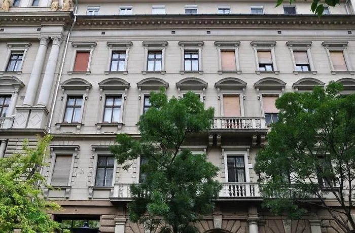 Charming Art Deco Flat شقة