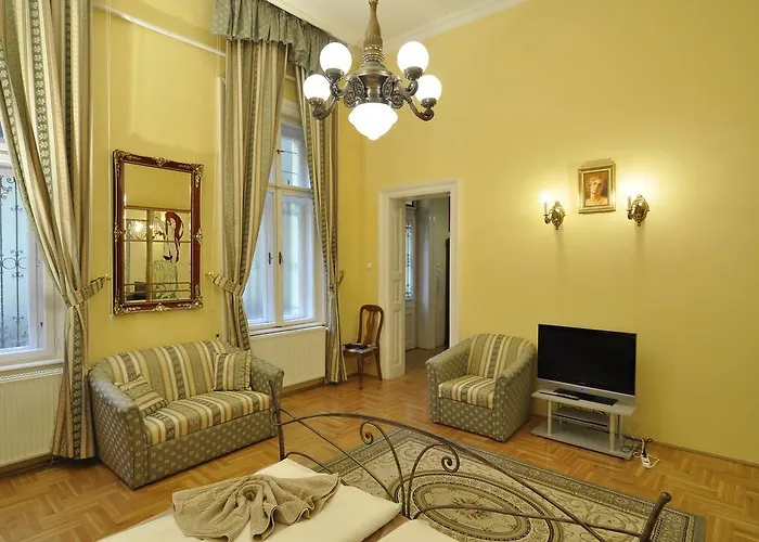 Charming Art Deco Flat بودابست