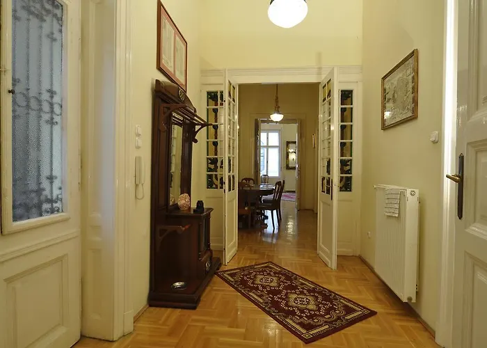 Charming Art Deco Flat شقة *