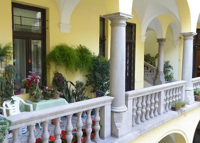 Charming Art Deco Flat * بودابست